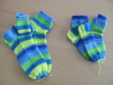 Handgestrickte Socken aus Trend-Point-Color Handgestrickte Socken aus Trend-Point-Color
