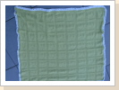 Babydecke mit eingestrickten Herzen 90x90cm Babydecke mit eingestrickten Herzen 90x90cm
