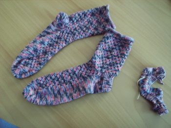 Handgestrickte Damen und Babysocken Handgestrickte Damen und Babysocken